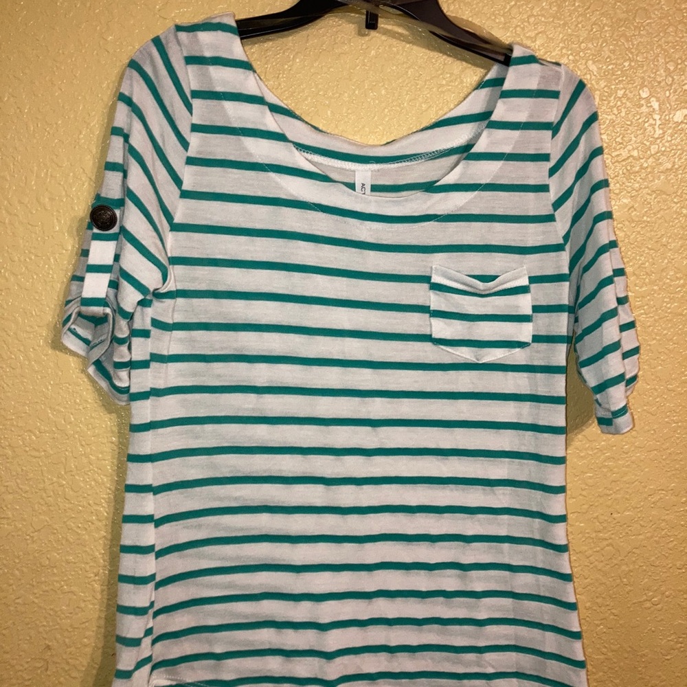 Short sleeve with buttoned sleeves